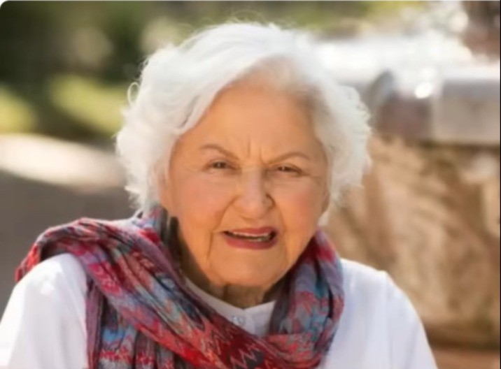 Baka od 103 godine nema bore! Ceo život lice maže ovom jeftinom kremom